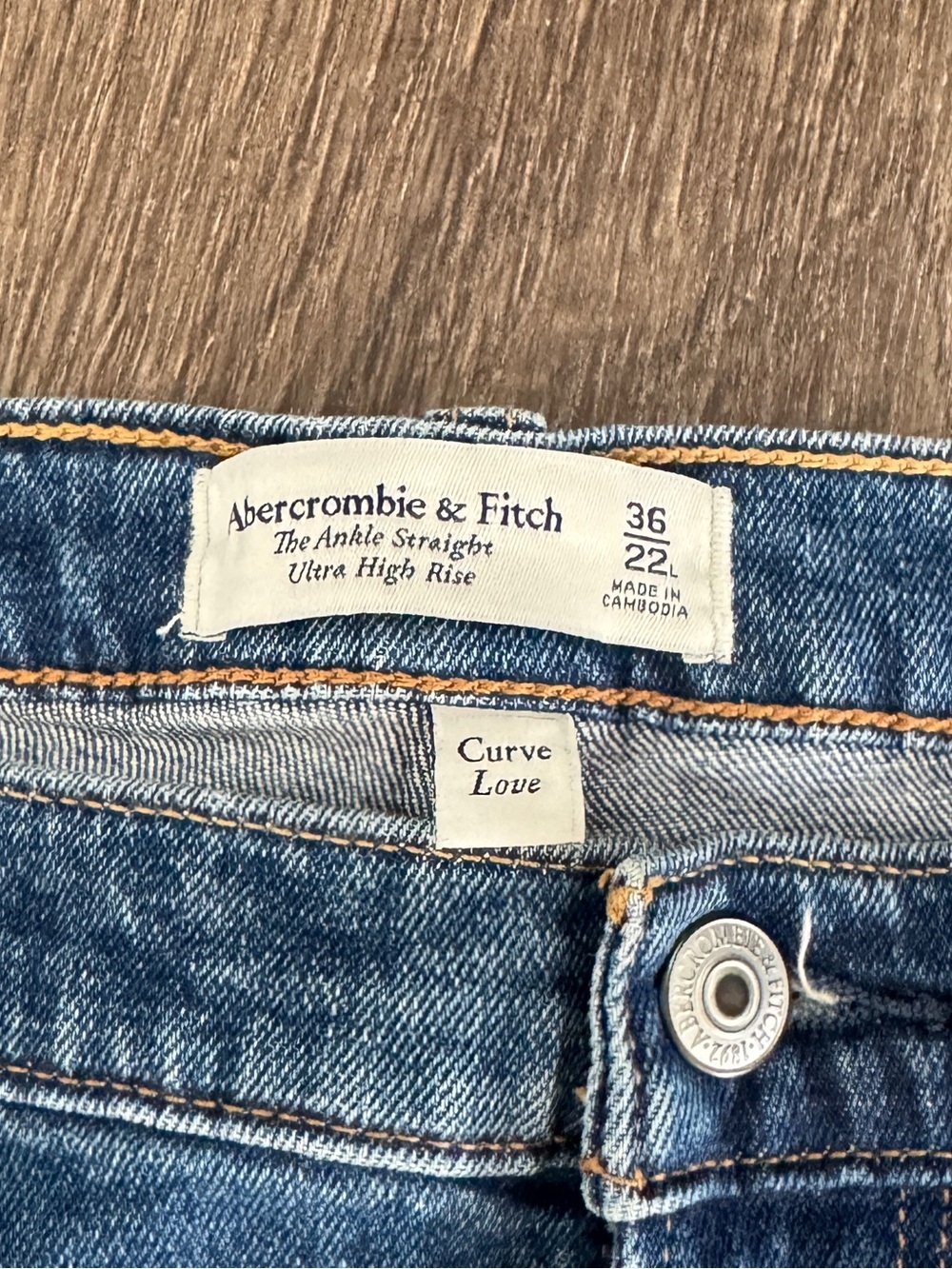 Abercrombie & Fitch curve women's Distressed Blue Jeans. Plus size - Picture 3 of 4